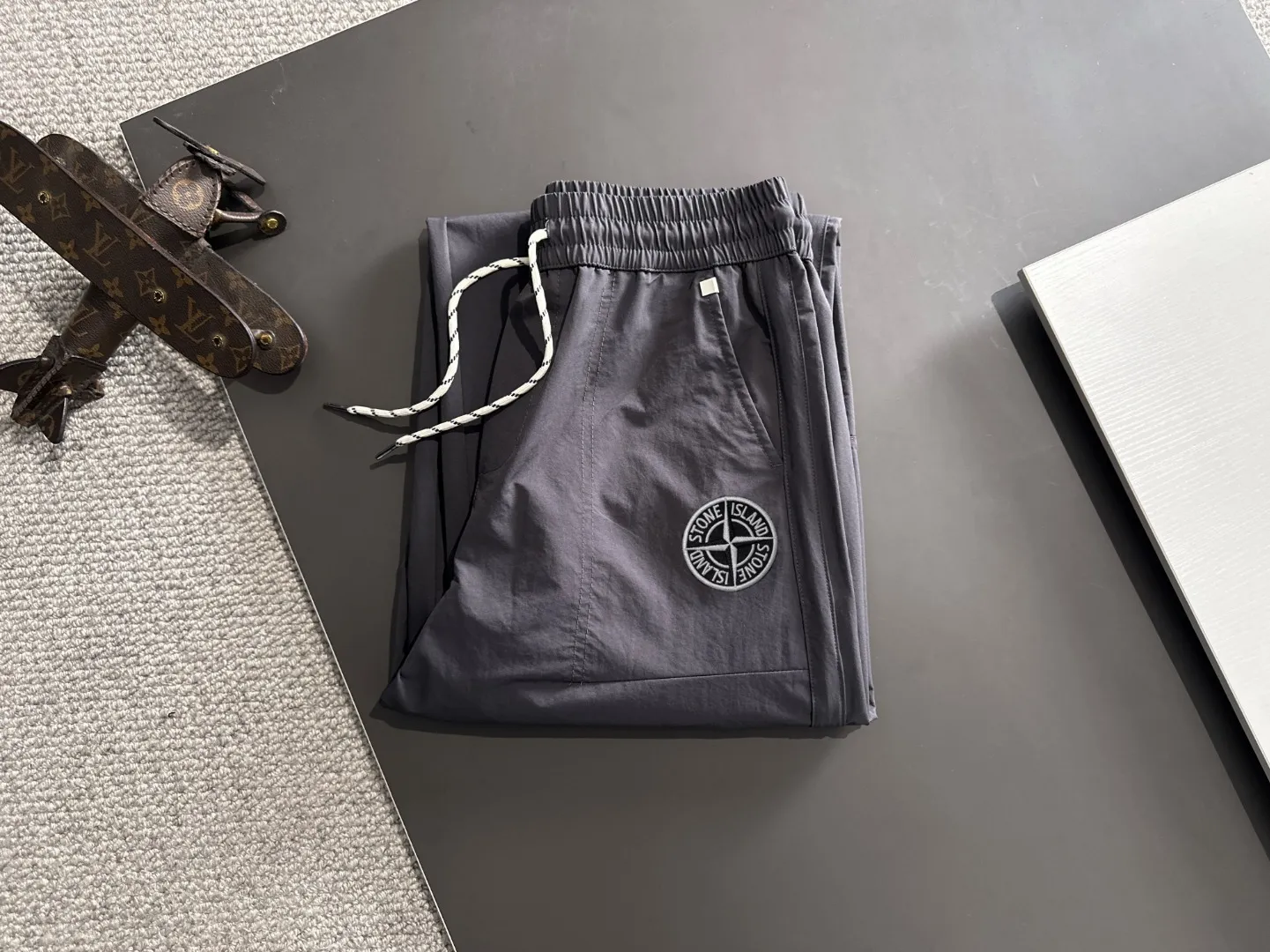 🅿️390 next day shipping Stone Island 2025 spring and summer new elastic band casual pants, thin counter custom fabrics, high breathability and comfort, impeccable details, brand element design concept, reflecting high quality. It feels delicate and soft! It presents a casual cut and the upper body shape is great! Size: M-4XL